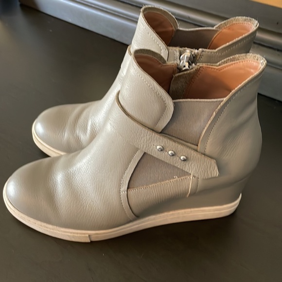Linea Paolo Grey Leather Wedges - Picture 2 of 6